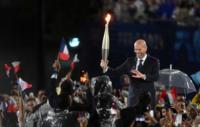 Một cái ôm và khoảnh khắc trao đuốc sáng bừng danh vọng tại Olympic 2024 của Zidane và Rafael Nadal, hai tượng đài thể thao thế giới với những thành tích đồ sộ!- Ảnh 3.