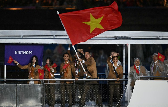 Lễ khai mạc Olympic 2024: Khoảnh khắc tình yêu tràn ngập bầu trời Paris, màn trình diễn nghệ thuật dưới mưa ấn tượng và những điều đầu tiên của lịch sử!- Ảnh 8.