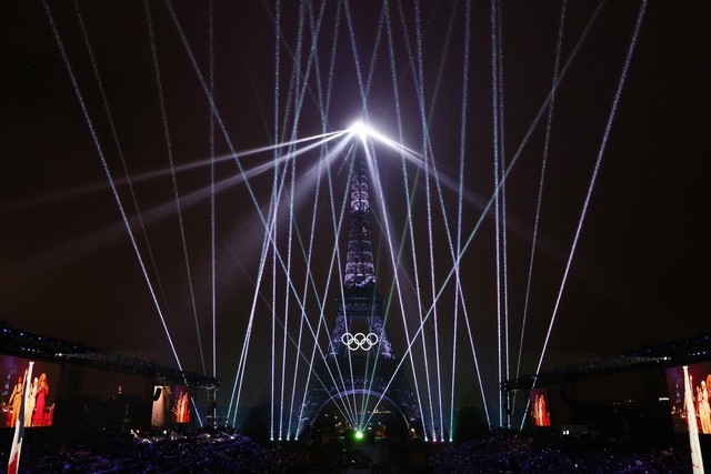 Lễ khai mạc Olympic 2024: Khoảnh khắc tình yêu tràn ngập bầu trời Paris, màn trình diễn nghệ thuật dưới mưa ấn tượng và những điều đầu tiên của lịch sử!- Ảnh 11. Lễ khai mạc Olympic 2024: Khoảnh khắc tình yêu tràn ngập bầu trời Paris, màn trình diễn nghệ thuật dưới mưa ấn tượng và những điều đầu tiên của lịch sử!- Ảnh 11.
