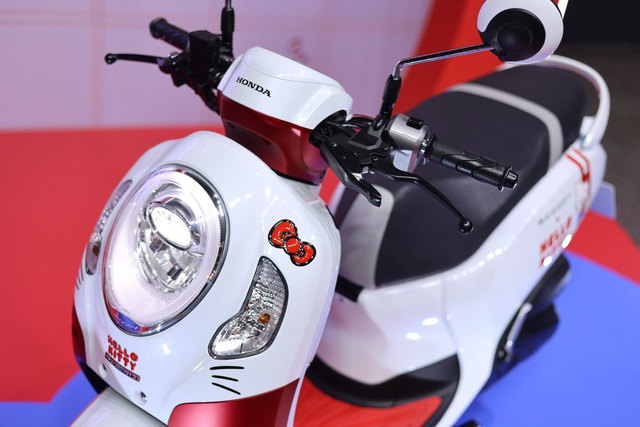 Honda Scoopy vừa có thêm bản Hello Kitty: Thiết kế đẹp lấn át SH Mode, giá chỉ hơn 40 triệu đồng- Ảnh 2. Honda Scoopy vừa có thêm bản Hello Kitty: Thiết kế đẹp lấn át SH Mode, giá chỉ hơn 40 triệu đồng- Ảnh 2.