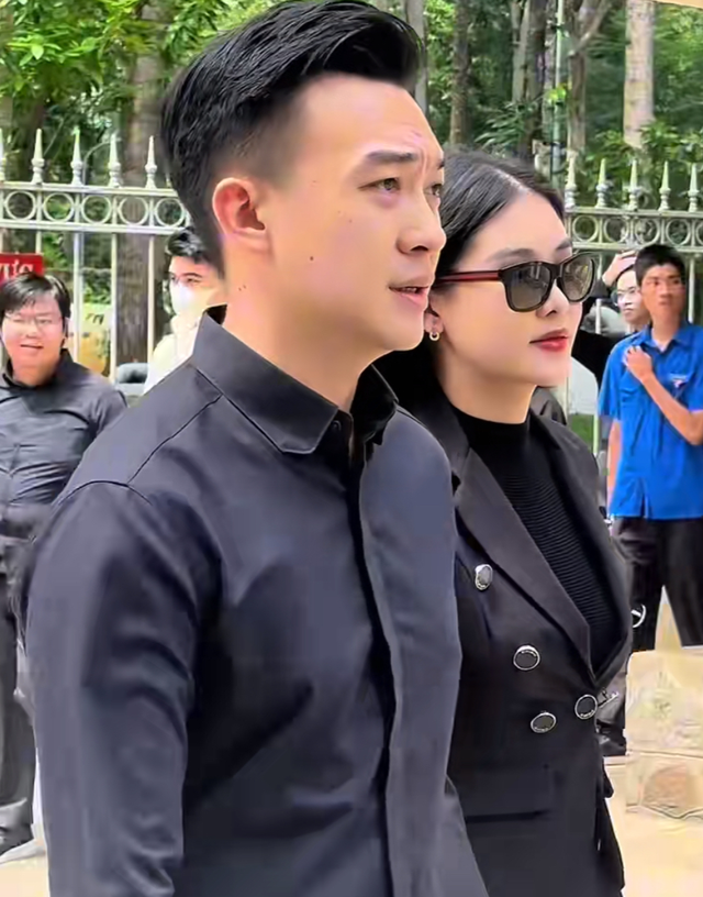 Nhiều nghệ sĩ lặng lẽ trong dòng người đến viếng, bày tỏ tiếc thương trước giờ phút tiễn biệt Tổng Bí thư Nguyễn Phú Trọng- Ảnh 5. Nhiều nghệ sĩ lặng lẽ trong dòng người đến viếng, bày tỏ tiếc thương trước giờ phút tiễn biệt Tổng Bí thư Nguyễn Phú Trọng- Ảnh 5.