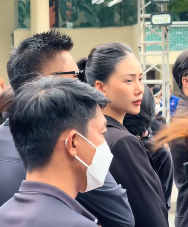 Nhiều nghệ sĩ lặng lẽ trong dòng người đến viếng, bày tỏ tiếc thương trước giờ phút tiễn biệt Tổng Bí thư Nguyễn Phú Trọng- Ảnh 4. Nhiều nghệ sĩ lặng lẽ trong dòng người đến viếng, bày tỏ tiếc thương trước giờ phút tiễn biệt Tổng Bí thư Nguyễn Phú Trọng- Ảnh 4.
