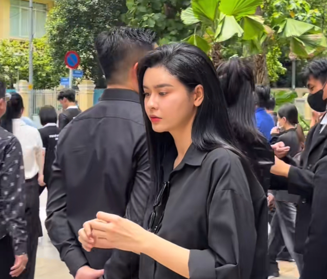 Nhiều nghệ sĩ lặng lẽ trong dòng người đến viếng, bày tỏ tiếc thương trước giờ phút tiễn biệt Tổng Bí thư Nguyễn Phú Trọng- Ảnh 3. Nhiều nghệ sĩ lặng lẽ trong dòng người đến viếng, bày tỏ tiếc thương trước giờ phút tiễn biệt Tổng Bí thư Nguyễn Phú Trọng- Ảnh 3.