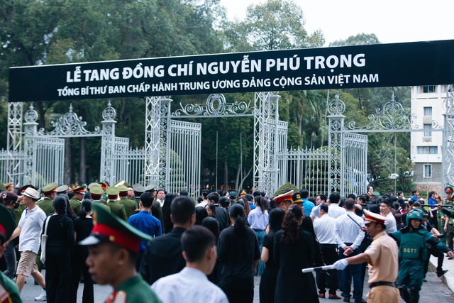TP.HCM: Người dân xếp hàng dài từ 4h sáng chờ vào viếng Tổng Bí thư Nguyễn Phú Trọng- Ảnh 1. TP.HCM: Người dân xếp hàng dài từ 4h sáng chờ vào viếng Tổng Bí thư Nguyễn Phú Trọng- Ảnh 1.