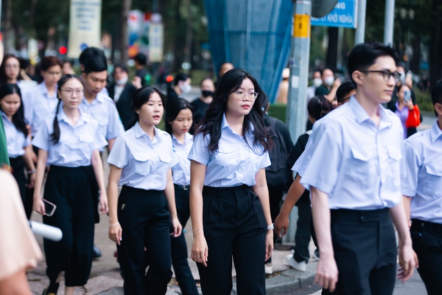 TP.HCM: Người dân xếp hàng dài từ 4h sáng chờ vào viếng Tổng Bí thư Nguyễn Phú Trọng- Ảnh 14. TP.HCM: Người dân xếp hàng dài từ 4h sáng chờ vào viếng Tổng Bí thư Nguyễn Phú Trọng- Ảnh 14.