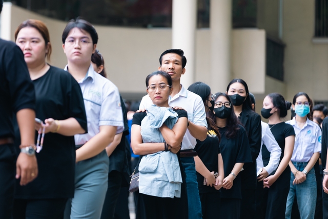 TP.HCM: Người dân xếp hàng dài từ 4h sáng chờ vào viếng Tổng Bí thư Nguyễn Phú Trọng- Ảnh 7.