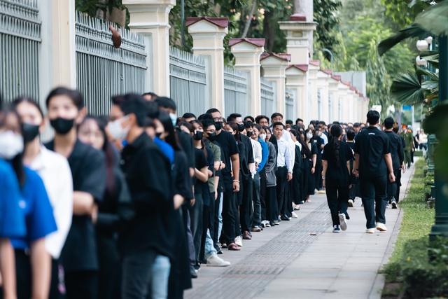 TP.HCM: Người dân xếp hàng dài từ 4h sáng chờ vào viếng Tổng Bí thư Nguyễn Phú Trọng- Ảnh 4. TP.HCM: Người dân xếp hàng dài từ 4h sáng chờ vào viếng Tổng Bí thư Nguyễn Phú Trọng- Ảnh 4.