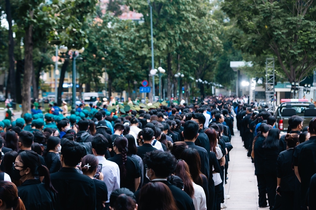 TP.HCM: Người dân xếp hàng dài từ 4h sáng chờ vào viếng Tổng Bí thư Nguyễn Phú Trọng- Ảnh 3. TP.HCM: Người dân xếp hàng dài từ 4h sáng chờ vào viếng Tổng Bí thư Nguyễn Phú Trọng- Ảnh 3.