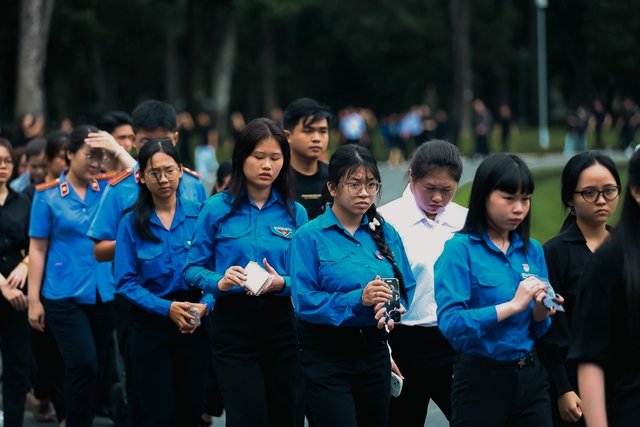 TP.HCM: Người dân xếp hàng dài từ 4h sáng chờ vào viếng Tổng Bí thư Nguyễn Phú Trọng- Ảnh 21.