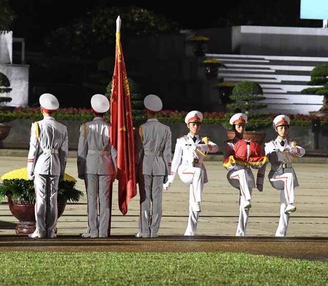 Người dân xúc động dự lễ hạ cờ rủ Quốc tang Tổng Bí thư Nguyễn Phú Trọng tại quảng trường Ba Đình- Ảnh 5. Người dân xúc động dự lễ hạ cờ rủ Quốc tang Tổng Bí thư Nguyễn Phú Trọng tại quảng trường Ba Đình- Ảnh 5.