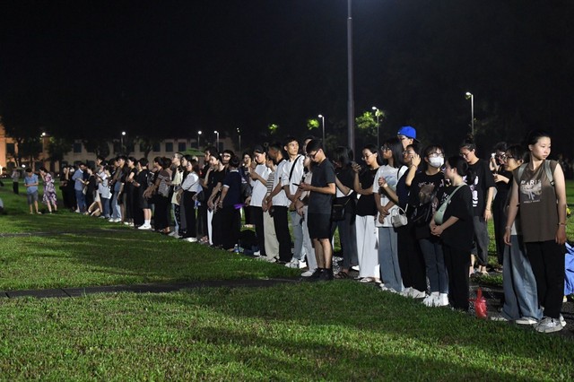 Người dân xúc động dự lễ hạ cờ rủ Quốc tang Tổng Bí thư Nguyễn Phú Trọng tại quảng trường Ba Đình- Ảnh 8. Người dân xúc động dự lễ hạ cờ rủ Quốc tang Tổng Bí thư Nguyễn Phú Trọng tại quảng trường Ba Đình- Ảnh 8.