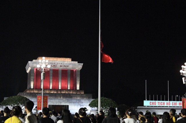 Người dân xúc động dự lễ hạ cờ rủ Quốc tang Tổng Bí thư Nguyễn Phú Trọng tại quảng trường Ba Đình- Ảnh 1. Người dân xúc động dự lễ hạ cờ rủ Quốc tang Tổng Bí thư Nguyễn Phú Trọng tại quảng trường Ba Đình- Ảnh 1.