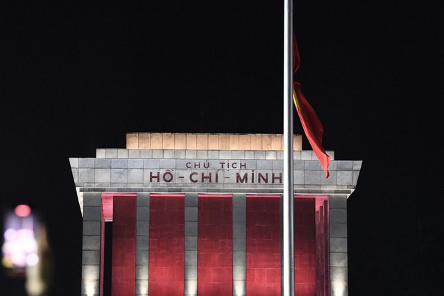 Người dân xúc động dự lễ hạ cờ rủ Quốc tang Tổng Bí thư Nguyễn Phú Trọng tại quảng trường Ba Đình- Ảnh 2. Người dân xúc động dự lễ hạ cờ rủ Quốc tang Tổng Bí thư Nguyễn Phú Trọng tại quảng trường Ba Đình- Ảnh 2.