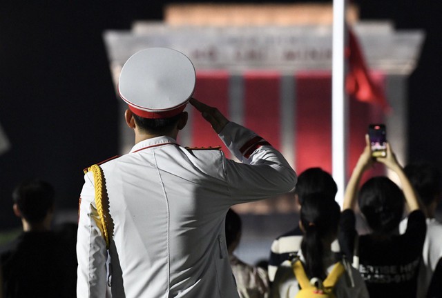 Người dân xúc động dự lễ hạ cờ rủ Quốc tang Tổng Bí thư Nguyễn Phú Trọng tại quảng trường Ba Đình- Ảnh 6. Người dân xúc động dự lễ hạ cờ rủ Quốc tang Tổng Bí thư Nguyễn Phú Trọng tại quảng trường Ba Đình- Ảnh 6.