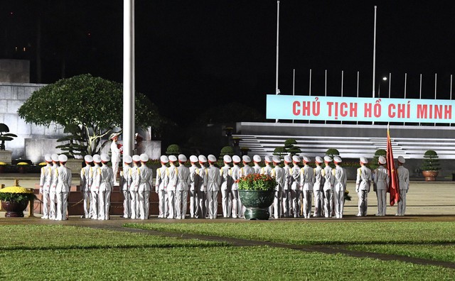 Người dân xúc động dự lễ hạ cờ rủ Quốc tang Tổng Bí thư Nguyễn Phú Trọng tại quảng trường Ba Đình- Ảnh 4. Người dân xúc động dự lễ hạ cờ rủ Quốc tang Tổng Bí thư Nguyễn Phú Trọng tại quảng trường Ba Đình- Ảnh 4.