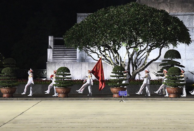 Người dân xúc động dự lễ hạ cờ rủ Quốc tang Tổng Bí thư Nguyễn Phú Trọng tại quảng trường Ba Đình- Ảnh 3. Người dân xúc động dự lễ hạ cờ rủ Quốc tang Tổng Bí thư Nguyễn Phú Trọng tại quảng trường Ba Đình- Ảnh 3.