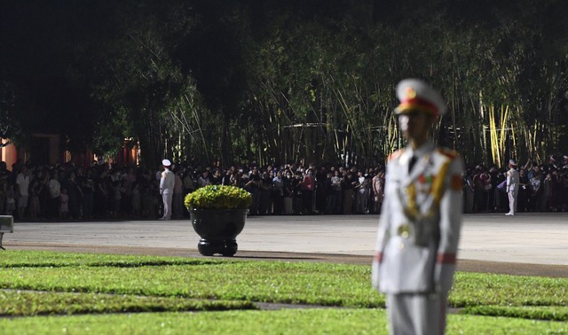 Người dân xúc động dự lễ hạ cờ rủ Quốc tang Tổng Bí thư Nguyễn Phú Trọng tại quảng trường Ba Đình- Ảnh 7. Người dân xúc động dự lễ hạ cờ rủ Quốc tang Tổng Bí thư Nguyễn Phú Trọng tại quảng trường Ba Đình- Ảnh 7.