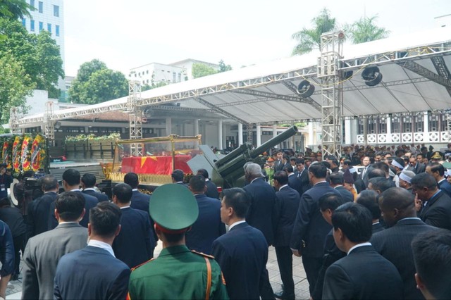 Clip xúc động: Người dân 2 bên đường rơi nước mắt, hô vang "Bác Trọng muôn năm" vào giờ phút tiễn biệt- Ảnh 1. Clip xúc động: Người dân 2 bên đường rơi nước mắt, hô vang "Bác Trọng muôn năm" vào giờ phút tiễn biệt- Ảnh 1.