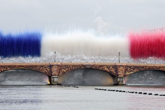 Lễ khai mạc Olympic 2024: Khoảnh khắc tình yêu tràn ngập bầu trời Paris, màn trình diễn nghệ thuật dưới mưa ấn tượng và những điều đầu tiên của lịch sử!- Ảnh 1.