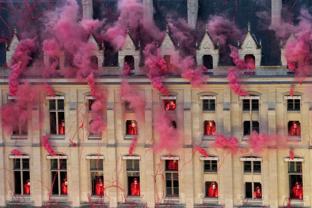 Lễ khai mạc Olympic 2024: Khoảnh khắc tình yêu tràn ngập bầu trời Paris, màn trình diễn nghệ thuật dưới mưa ấn tượng và những điều đầu tiên của lịch sử!- Ảnh 3. Lễ khai mạc Olympic 2024: Khoảnh khắc tình yêu tràn ngập bầu trời Paris, màn trình diễn nghệ thuật dưới mưa ấn tượng và những điều đầu tiên của lịch sử!- Ảnh 3.