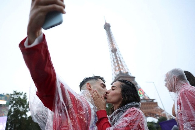 Lễ khai mạc Olympic 2024: Khoảnh khắc tình yêu tràn ngập bầu trời Paris, màn trình diễn nghệ thuật dưới mưa ấn tượng và những điều đầu tiên của lịch sử!- Ảnh 6. Lễ khai mạc Olympic 2024: Khoảnh khắc tình yêu tràn ngập bầu trời Paris, màn trình diễn nghệ thuật dưới mưa ấn tượng và những điều đầu tiên của lịch sử!- Ảnh 6.