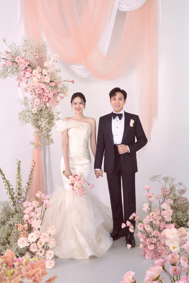 Hé lộ ngày cưới mới của Anh Đức và vợ kém 12 tuổi- Ảnh 1. Hé lộ ngày cưới mới của Anh Đức và vợ kém 12 tuổi- Ảnh 1.