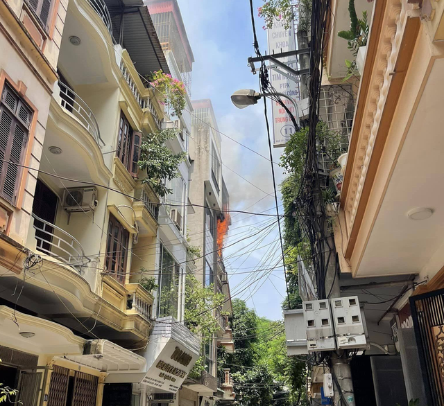 Hà Nội: Cháy nhà 4 tầng ở quận Cầu Giấy- Ảnh 1. Hà Nội: Cháy nhà 4 tầng ở quận Cầu Giấy- Ảnh 1.