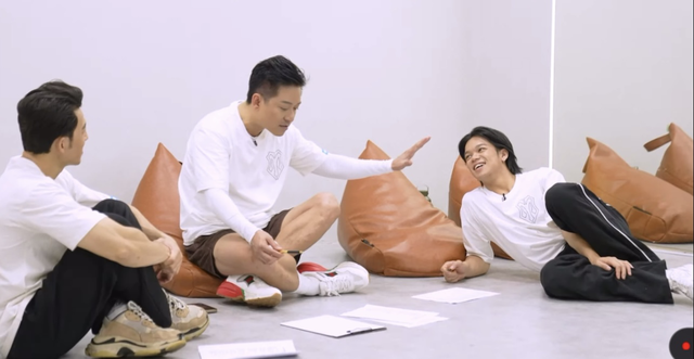 Biểu hiện lạ của Tuấn Hưng- Ảnh 4. Biểu hiện lạ của Tuấn Hưng- Ảnh 4.