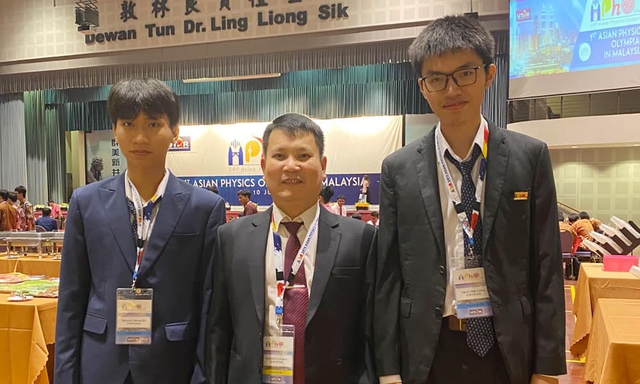 Ngôi trường cấp 3 "đỉnh" nhất hiện nay: Giành cùng lúc 2 HCV Olympic quốc tế, là cái nôi đào tạo nhiều thủ khoa, có cả Quán quân Olympia- Ảnh 1. Ngôi trường cấp 3 "đỉnh" nhất hiện nay: Giành cùng lúc 2 HCV Olympic quốc tế, là cái nôi đào tạo nhiều thủ khoa, có cả Quán quân Olympia- Ảnh 1.