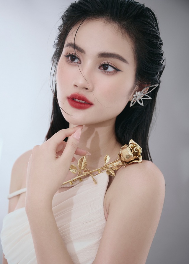 Hoa hậu Ý Nhi trở về Úc, có hành động đặc biệt dành cho bạn trai ở sân bay- Ảnh 7. Hoa hậu Ý Nhi trở về Úc, có hành động đặc biệt dành cho bạn trai ở sân bay- Ảnh 7.