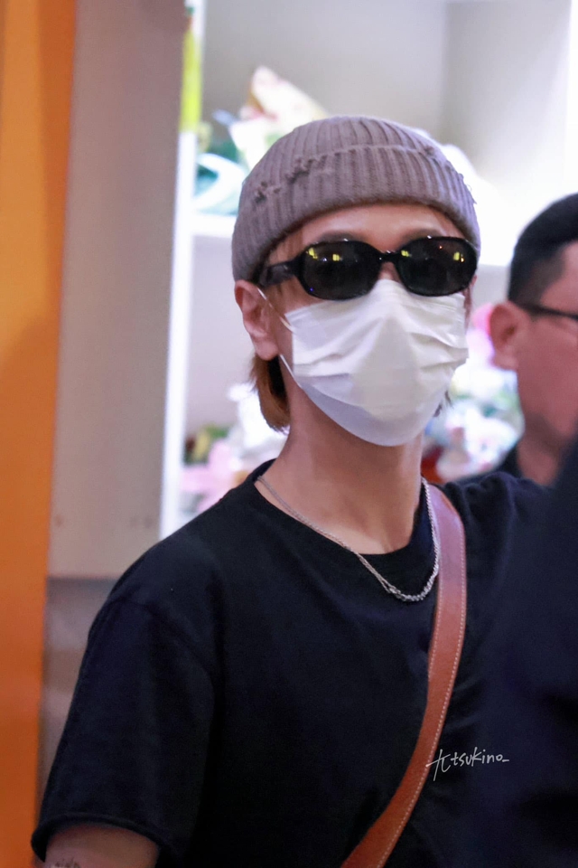 Super Junior đổ bộ Tân Sơn Nhất: Leeteuk cực phong độ, tân lang Ryeowook siêu "hack tuổi"- Ảnh 10. Super Junior đổ bộ Tân Sơn Nhất: Leeteuk cực phong độ, tân lang Ryeowook siêu "hack tuổi"- Ảnh 10.