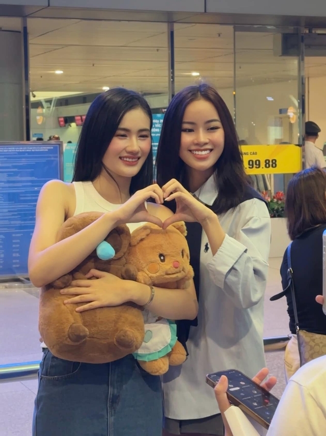 Hoa hậu Ý Nhi trở về Úc, có hành động đặc biệt dành cho bạn trai ở sân bay- Ảnh 2. Hoa hậu Ý Nhi trở về Úc, có hành động đặc biệt dành cho bạn trai ở sân bay- Ảnh 2.