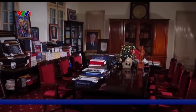 Phòng làm việc của Tổng Bí thư Nguyễn Phú Trọng suốt 13 năm qua: Nhiều nhất là sách và tài liệu nghiên cứu- Ảnh 1. Phòng làm việc của Tổng Bí thư Nguyễn Phú Trọng suốt 13 năm qua: Nhiều nhất là sách và tài liệu nghiên cứu- Ảnh 1.