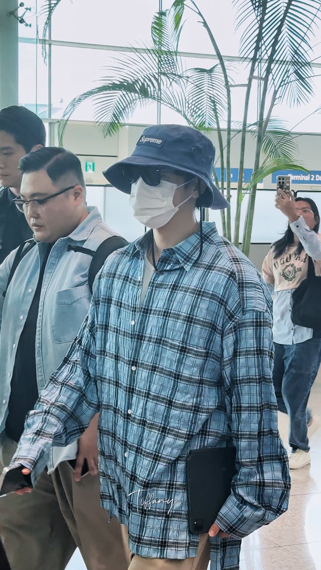 Super Junior đổ bộ Tân Sơn Nhất: Leeteuk cực phong độ, tân lang Ryeowook siêu "hack tuổi"- Ảnh 12. Super Junior đổ bộ Tân Sơn Nhất: Leeteuk cực phong độ, tân lang Ryeowook siêu "hack tuổi"- Ảnh 12.