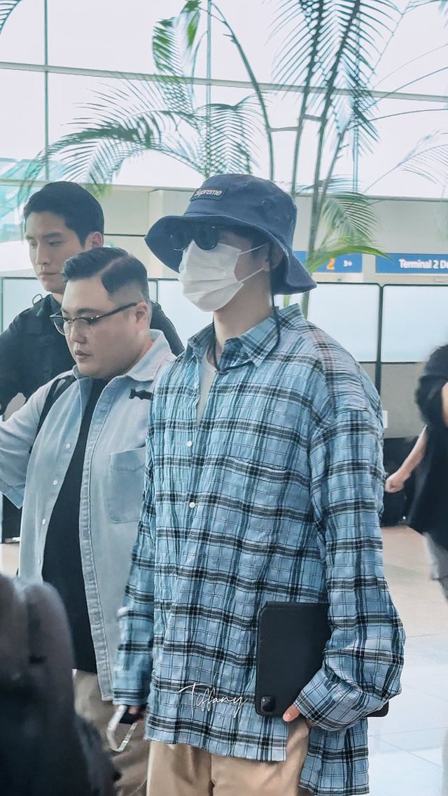 Super Junior đổ bộ Tân Sơn Nhất: Leeteuk cực phong độ, tân lang Ryeowook siêu "hack tuổi"- Ảnh 13. Super Junior đổ bộ Tân Sơn Nhất: Leeteuk cực phong độ, tân lang Ryeowook siêu "hack tuổi"- Ảnh 13.