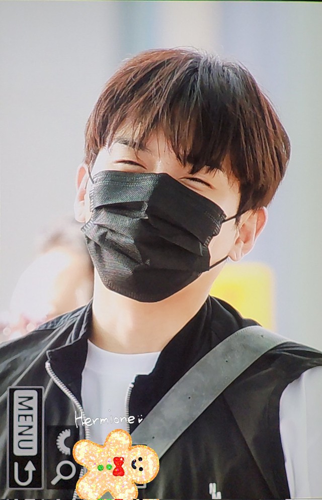 Super Junior đổ bộ Tân Sơn Nhất: Leeteuk cực phong độ, tân lang Ryeowook siêu "hack tuổi"- Ảnh 8. Super Junior đổ bộ Tân Sơn Nhất: Leeteuk cực phong độ, tân lang Ryeowook siêu "hack tuổi"- Ảnh 8.