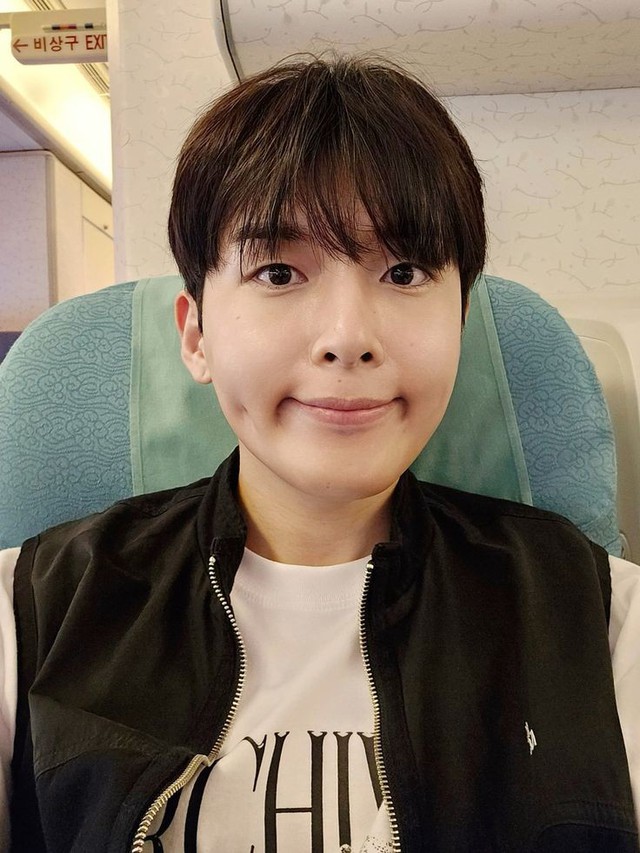 Super Junior đổ bộ Tân Sơn Nhất: Leeteuk cực phong độ, tân lang Ryeowook siêu "hack tuổi"- Ảnh 9. Super Junior đổ bộ Tân Sơn Nhất: Leeteuk cực phong độ, tân lang Ryeowook siêu "hack tuổi"- Ảnh 9.
