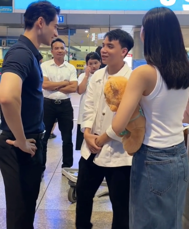 Hoa hậu Ý Nhi trở về Úc, có hành động đặc biệt dành cho bạn trai ở sân bay- Ảnh 4. Hoa hậu Ý Nhi trở về Úc, có hành động đặc biệt dành cho bạn trai ở sân bay- Ảnh 4.