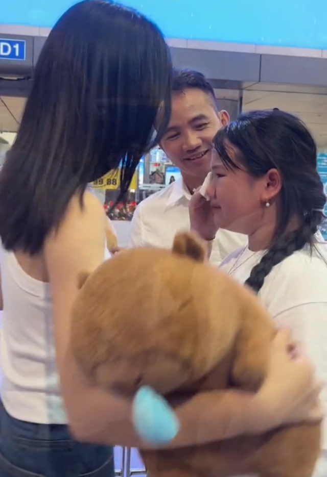 Hoa hậu Ý Nhi trở về Úc, có hành động đặc biệt dành cho bạn trai ở sân bay- Ảnh 1. Hoa hậu Ý Nhi trở về Úc, có hành động đặc biệt dành cho bạn trai ở sân bay- Ảnh 1.