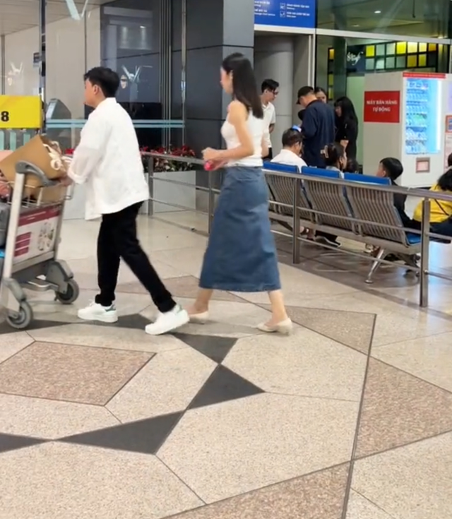 Hoa hậu Ý Nhi trở về Úc, có hành động đặc biệt dành cho bạn trai ở sân bay- Ảnh 5. Hoa hậu Ý Nhi trở về Úc, có hành động đặc biệt dành cho bạn trai ở sân bay- Ảnh 5.