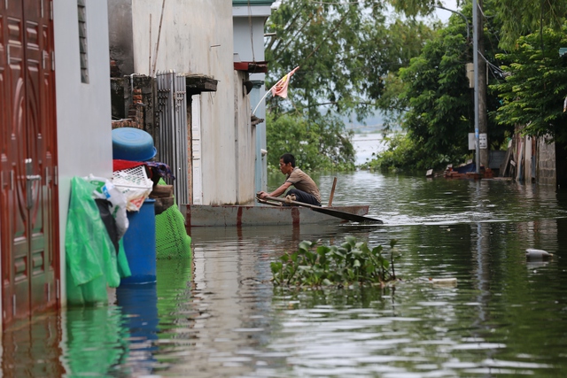 Hà Nội: Ngôi làng bị nước bủa vây như "ốc đảo", người dân đổ xô đến tập bơi- Ảnh 12. Hà Nội: Ngôi làng bị nước bủa vây như "ốc đảo", người dân đổ xô đến tập bơi- Ảnh 12.