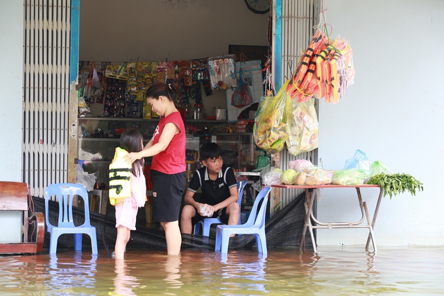 Hà Nội: Ngôi làng bị nước bủa vây như "ốc đảo", người dân đổ xô đến tập bơi- Ảnh 3. Hà Nội: Ngôi làng bị nước bủa vây như "ốc đảo", người dân đổ xô đến tập bơi- Ảnh 3.