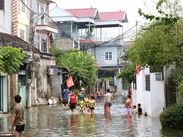 Hà Nội: Ngôi làng bị nước bủa vây như "ốc đảo", người dân đổ xô đến tập bơi- Ảnh 4. Hà Nội: Ngôi làng bị nước bủa vây như "ốc đảo", người dân đổ xô đến tập bơi- Ảnh 4.