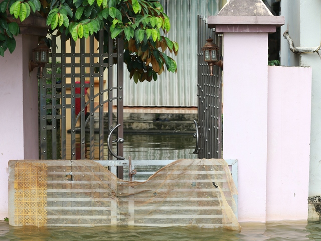 Hà Nội: Ngôi làng bị nước bủa vây như "ốc đảo", người dân đổ xô đến tập bơi- Ảnh 9. Hà Nội: Ngôi làng bị nước bủa vây như "ốc đảo", người dân đổ xô đến tập bơi- Ảnh 9.