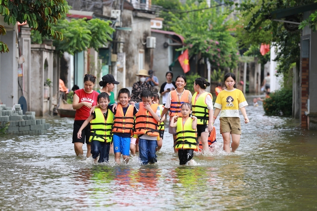 Hà Nội: Ngôi làng bị nước bủa vây như "ốc đảo", người dân đổ xô đến tập bơi- Ảnh 14. Hà Nội: Ngôi làng bị nước bủa vây như "ốc đảo", người dân đổ xô đến tập bơi- Ảnh 14.