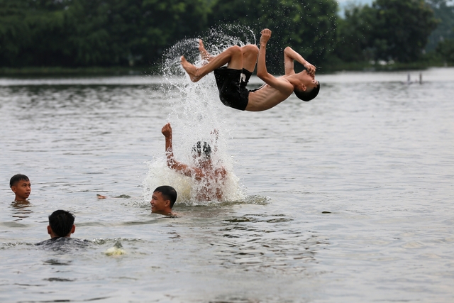Hà Nội: Ngôi làng bị nước bủa vây như "ốc đảo", người dân đổ xô đến tập bơi- Ảnh 19. Hà Nội: Ngôi làng bị nước bủa vây như "ốc đảo", người dân đổ xô đến tập bơi- Ảnh 19.