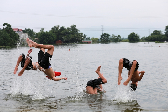 Hà Nội: Ngôi làng bị nước bủa vây như "ốc đảo", người dân đổ xô đến tập bơi- Ảnh 18. Hà Nội: Ngôi làng bị nước bủa vây như "ốc đảo", người dân đổ xô đến tập bơi- Ảnh 18.