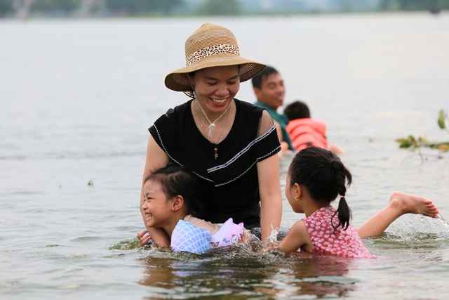 Hà Nội: Ngôi làng bị nước bủa vây như "ốc đảo", người dân đổ xô đến tập bơi- Ảnh 20. Hà Nội: Ngôi làng bị nước bủa vây như "ốc đảo", người dân đổ xô đến tập bơi- Ảnh 20.