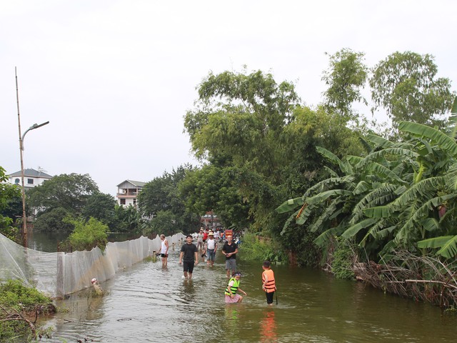 Hà Nội: Ngôi làng bị nước bủa vây như "ốc đảo", người dân đổ xô đến tập bơi- Ảnh 22. Hà Nội: Ngôi làng bị nước bủa vây như "ốc đảo", người dân đổ xô đến tập bơi- Ảnh 22.