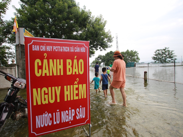 Hà Nội: Ngôi làng bị nước bủa vây như "ốc đảo", người dân đổ xô đến tập bơi- Ảnh 21. Hà Nội: Ngôi làng bị nước bủa vây như "ốc đảo", người dân đổ xô đến tập bơi- Ảnh 21.